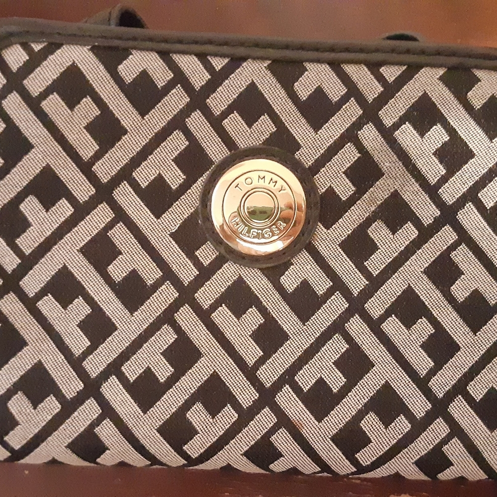 Tommy Hilfiger cross body wallet